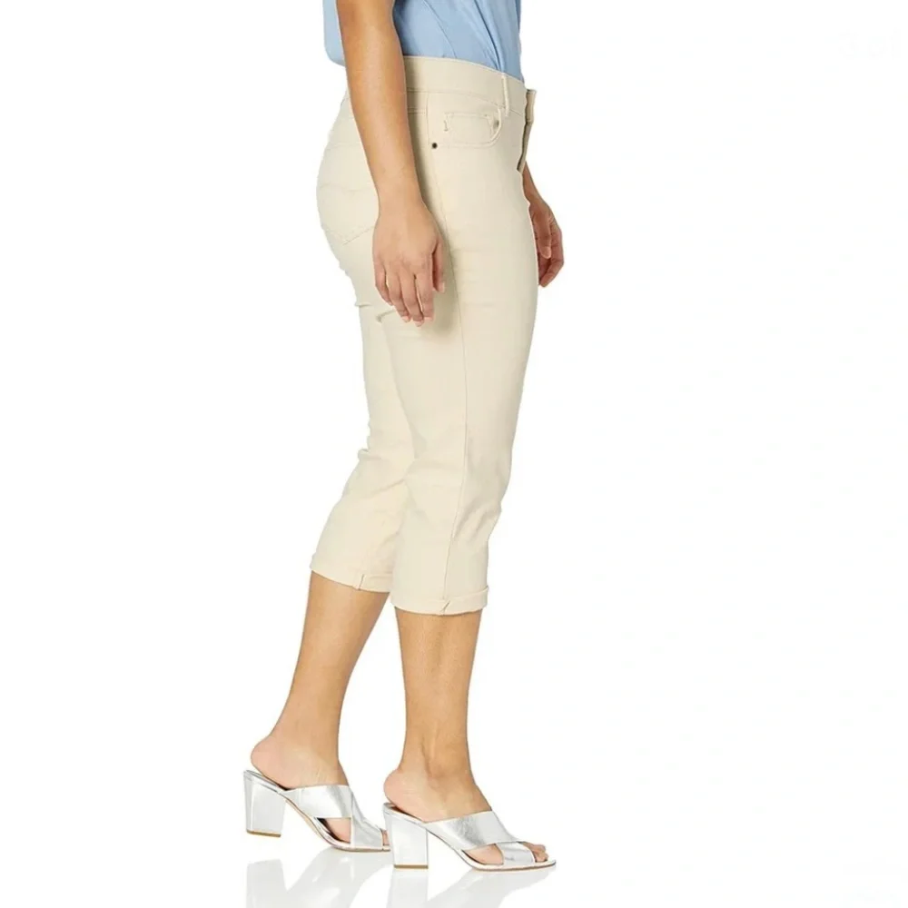 LEE Women's Plus Size Flex Motion Regular Fit 5 Pocket Capri Jean - Picture 3 of 9